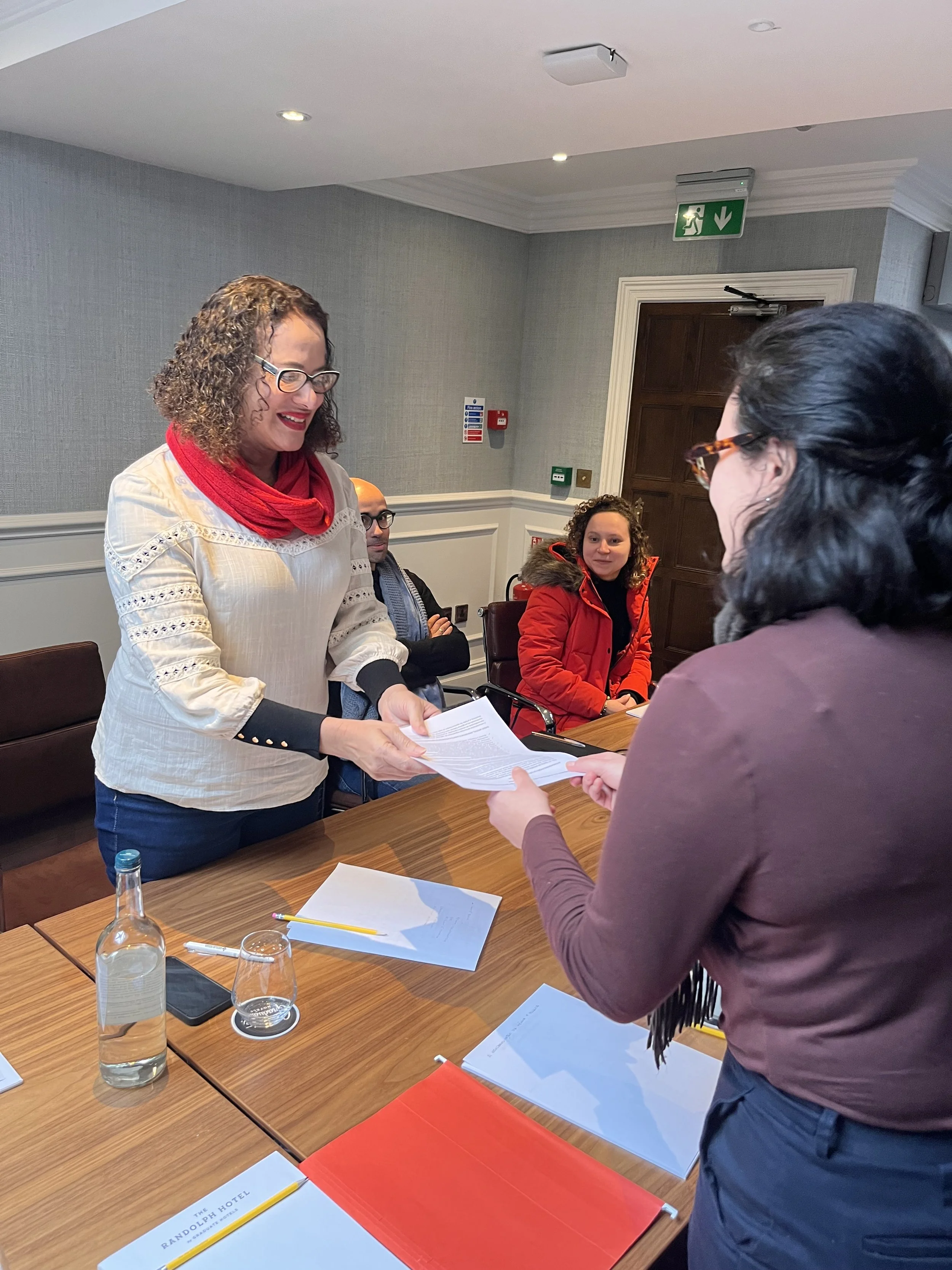 Ministra Luciana Santos com Bruna Montuori — encontro ABEP-UK com o Ministério de Ciência e Tecnologia, Oxford, março de 2023